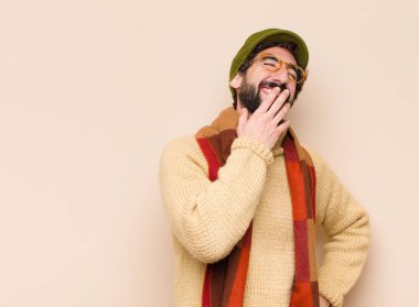 Genç havalı sakallı adam gülüyor ve alnına şaplak atıyor. Unuttum ya da aptalca bir hataydı. 