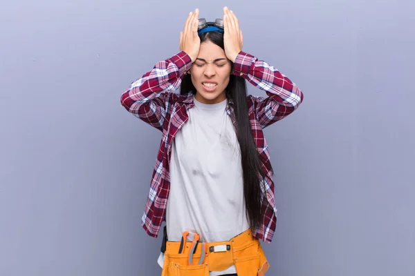 若いラテン系の女性は ストレスと不安 うつ状態 頭痛に苛立ち 両手を頭に上げて — ストック写真