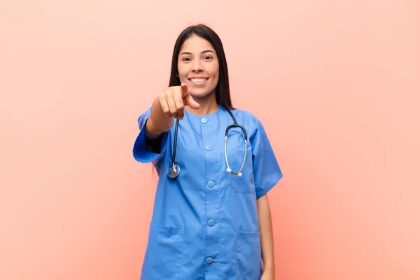 Enfermera Latina Joven Que Apunta Cámara Con Una Sonrisa Satisfecha — Foto de Stock