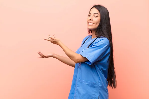 Junge Lateinamerikanische Krankenschwester Lächelt Stolz Und Selbstbewusst Fühlt Sich Glücklich — Stockfoto