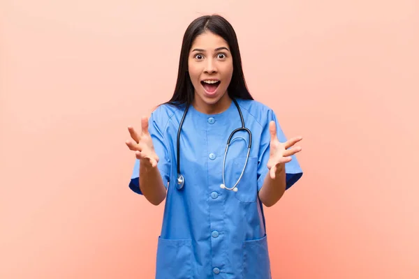 Jonge Latijnse Verpleegster Die Zich Gelukkig Verbaasd Gelukkig Verrast Voelt — Stockfoto