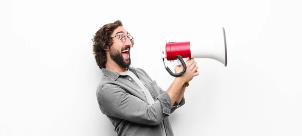 Jovem Louco Legal Homem Com Megafone Contra Parede Branca — Fotografia de Stock