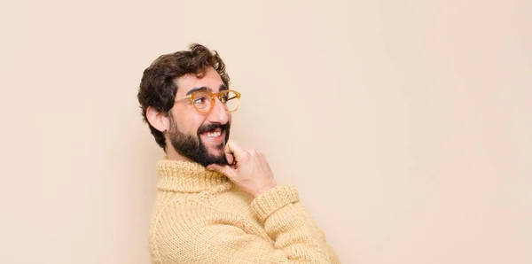 Jovem Homem Legal Sorrindo Feliz Sonhando Acordado Duvidar Olhando Para — Fotografia de Stock