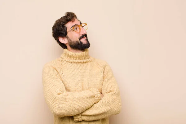 Joven Fresco Hombre Sintiéndose Feliz Orgulloso Esperanzado Preguntándose Pensando Mirando —  Fotos de Stock