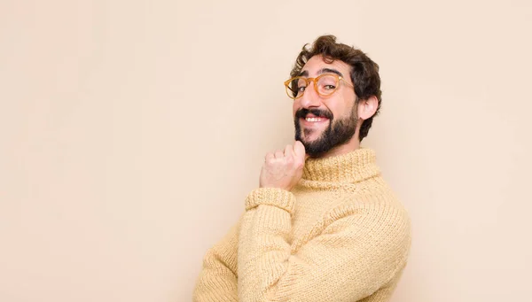 Joven Hombre Fresco Sonriendo Con Una Expresión Feliz Segura Con — Foto de Stock