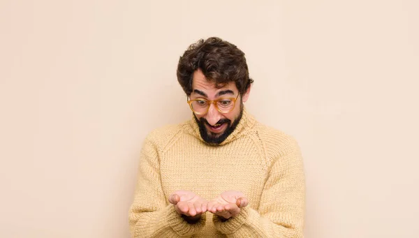 Junger Cooler Mann Lächelt Glücklich Mit Freundlichem Selbstbewusstem Positivem Blick — Stockfoto