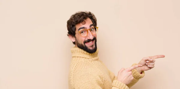 Jovem Homem Legal Sorrindo Feliz Apontando Para Lado Para Cima — Fotografia de Stock