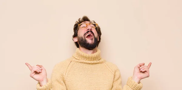 Jovem Homem Legal Olhando Extremamente Feliz Surpreso Celebrando Sucesso Gritando — Fotografia de Stock