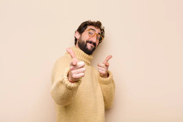 Jovem Homem Legal Sentindo Feliz Legal Satisfeito Relaxado Bem Sucedido — Fotografia de Stock