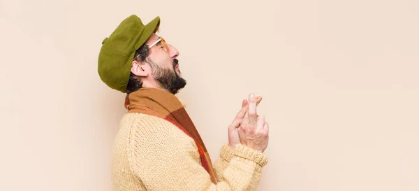 Joven Hombre Barbudo Fresco Cruzando Los Dedos Ansiosamente Esperando Buena — Foto de Stock