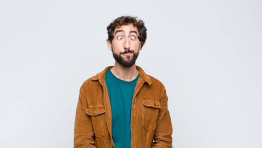 Aptal bakışlı, aptal ve komik görünen genç bir adam. Şaşı bakışlı, şakacı ve düz duvara karşı oynaşan.