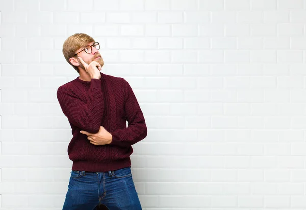 Joven Hombre Rubio Con Una Mirada Concentrada Preguntándose Con Una — Foto de Stock