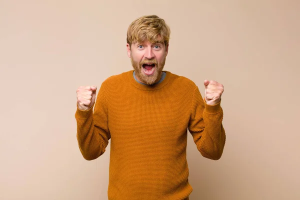 Ung Blond Man Känner Chockad Upphetsad Och Glad Skrattar Och — Stockfoto