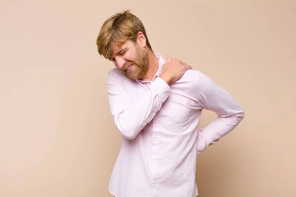 Giovane Biondo Che Sente Stanco Stressato Ansioso Frustrato Depresso Soffre — Foto Stock