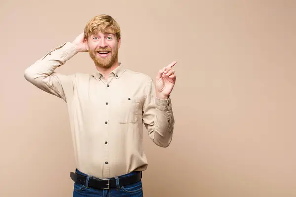 Giovane Uomo Biondo Che Ride Sembra Felice Positivo Sorpreso Realizzando — Foto Stock