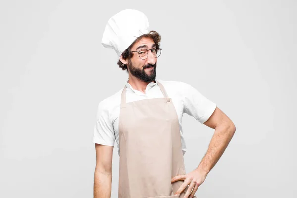 Junger Verrückter Koch Lächelt Glücklich Mit Hüfthoher Hand Und Selbstbewusster — Stockfoto