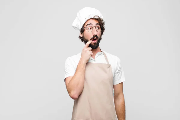 Joven Chef Loco Con Mirada Sorprendida Nerviosa Preocupada Asustada Mirando — Foto de Stock