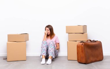 Kızıl saçlı güzel bir kadın stresli, mutsuz ve hayal kırıklığına uğramış, dokunaklı alnında şiddetli baş ağrısı olan yeni bir evde.