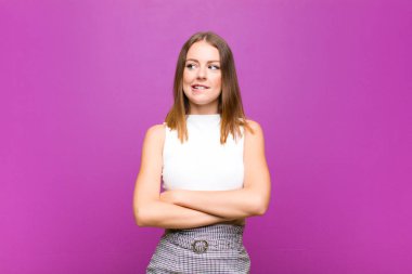 Kızıl saçlı, kuşkulanan ya da düşünen, dudağını ısıran, kendine güveni olmayan ve gergin bir kadın.