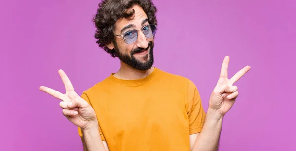 Jonge Gekke Koele Man Glimlachend Kijkend Gelukkig Vriendelijk Tevreden Gebaren — Stockfoto