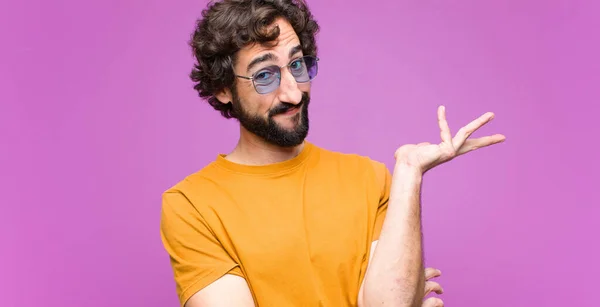 Joven Loco Fresco Hombre Sonriendo Con Orgullo Confianza Sintiéndose Feliz — Foto de Stock