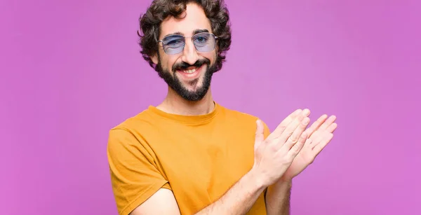 Joven Loco Fresco Hombre Sintiéndose Feliz Exitoso Sonriendo Aplaudiendo Las — Foto de Stock