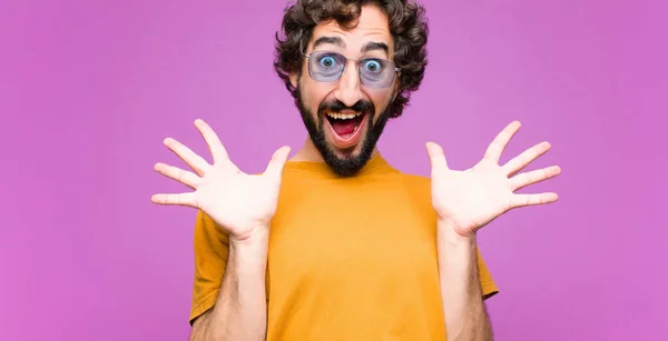 Jovem Louco Legal Homem Olhando Feliz Animado Chocado Com Uma — Fotografia de Stock