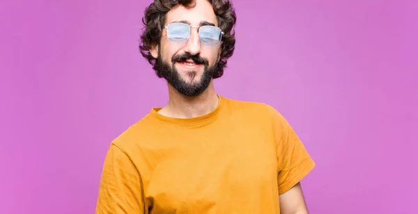 Jovem Louco Legal Homem Sorrindo Alegremente Casualmente Com Uma Expressão — Fotografia de Stock