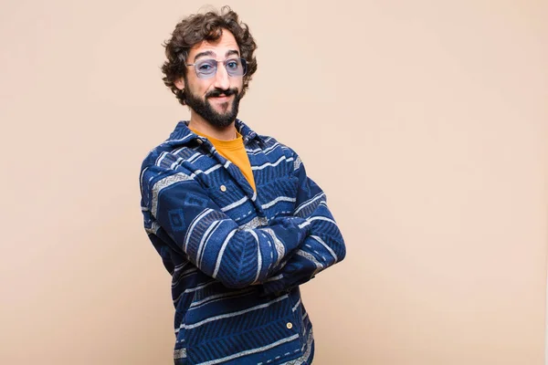 Giovane Pazzo Uomo Fresco Sorridente Alla Macchina Fotografica Con Braccia — Foto Stock