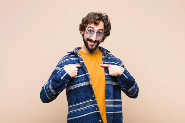 Giovane Pazzo Uomo Fresco Sentirsi Felice Sorpreso Orgoglioso Indicando Stessi — Foto Stock