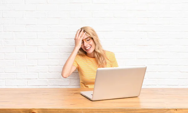 Jonge Blonde Vrouw Lachen Slaan Voorhoofd Als Zeggen Doh Vergat — Stockfoto