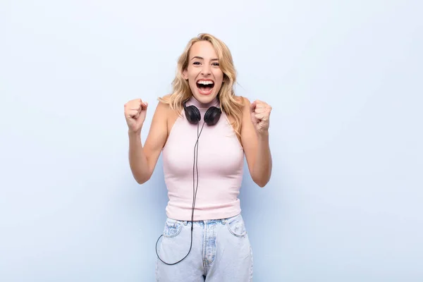 Joven Rubia Sintiéndose Conmocionada Emocionada Feliz Riendo Celebrando Éxito Diciendo — Foto de Stock