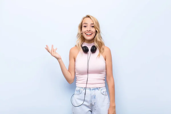 Joven Rubia Sintiéndose Feliz Sorprendida Alegre Sonriendo Con Actitud Positiva — Foto de Stock