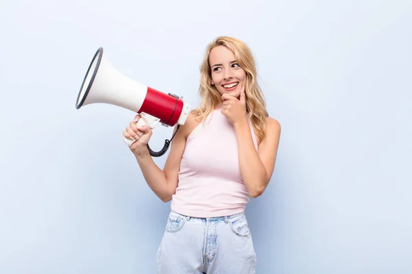 Junge Blonde Frau Mit Glücklichem Selbstbewusstem Gesichtsausdruck Die Hand Kinn — Stockfoto