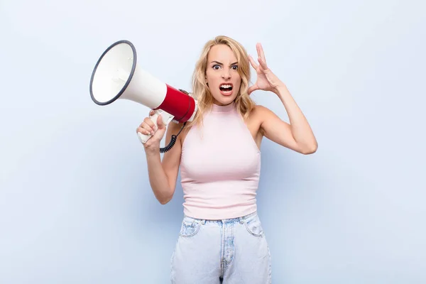 Young Blonde Woman Screaming Hands Air Feeling Furious Frustrated Stressed — Stock Photo, Image