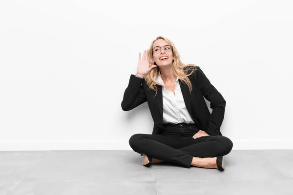 Giovane Donna Bionda Sorridente Guardando Curiosamente Lato Cercando Ascoltare Pettegolezzi — Foto Stock