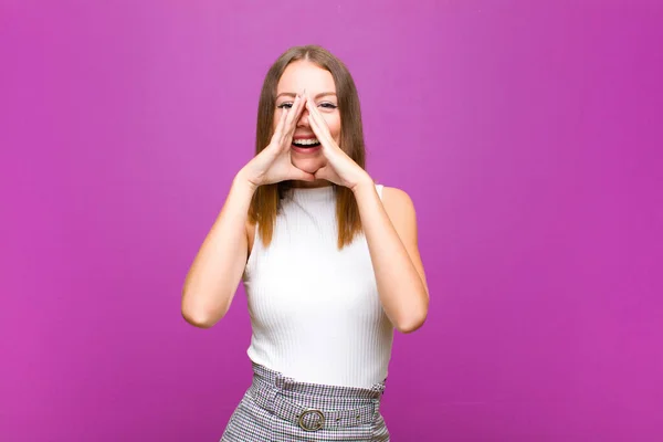 Rote Kopf Hübsche Frau Fühlt Sich Glücklich Aufgeregt Und Positiv — Stockfoto