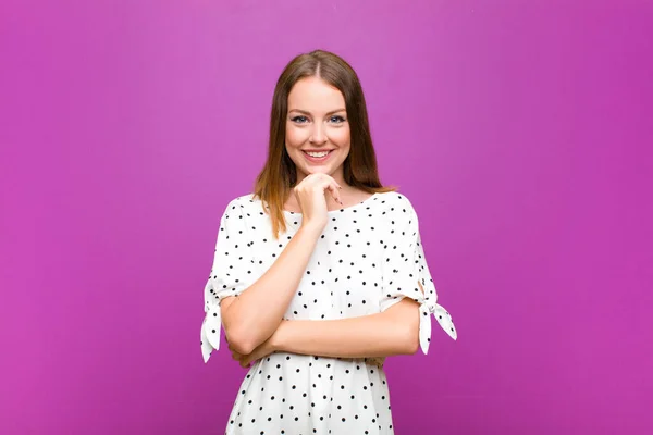 Roter Kopf Hübsche Frau Lächelt Genießt Das Leben Fühlt Sich — Stockfoto