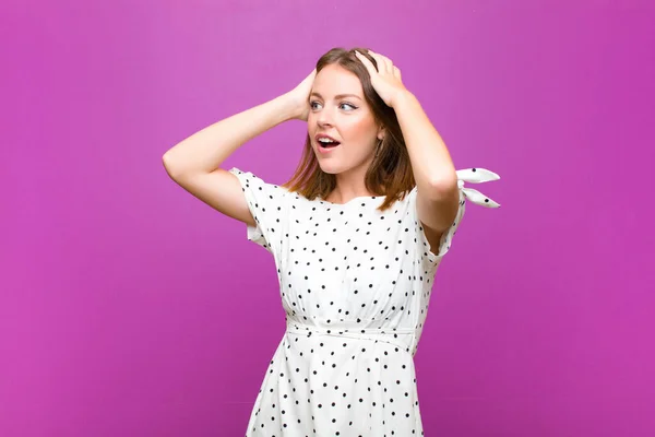 Rood Hoofd Mooie Vrouw Met Open Mond Kijken Geschokt Geschokt — Stockfoto