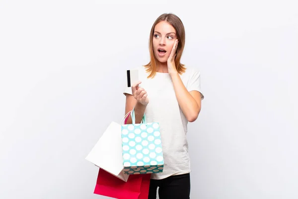 Cabeza Roja Bonita Mujer Sintiéndose Feliz Emocionada Sorprendida Mirando Lado — Foto de Stock