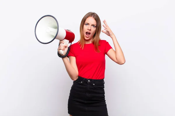 Rött Huvud Vacker Kvinna Skriker Med Händerna Upp Luften Känner — Stockfoto