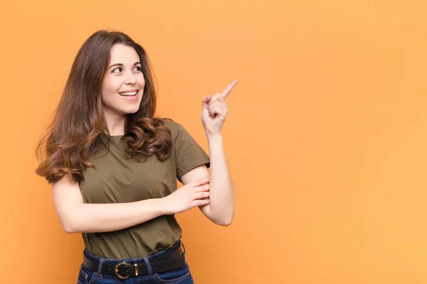 Joven Bonita Mujer Sonriendo Felizmente Mirando Hacia Los Lados Preguntándose — Foto de Stock