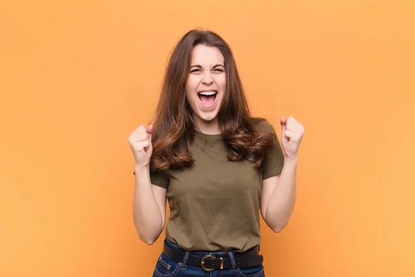 Jovem Mulher Bonita Sentindo Chocado Animado Feliz Rindo Celebrando Sucesso — Fotografia de Stock