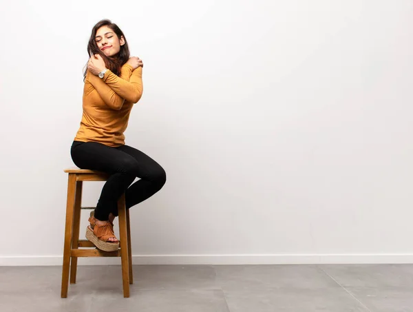 Jonge Mooie Vrouw Glimlachen Met Een Positieve Succesvolle Gelukkige Houding — Stockfoto