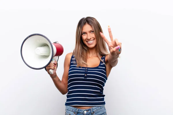 Ung Vacker Kvinna Ler Och Ser Glad Sorglös Och Positiv — Stockfoto