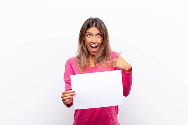 Joven Bonita Mujer Sintiéndose Feliz Sorprendida Orgullosa Apuntando Misma Con —  Fotos de Stock