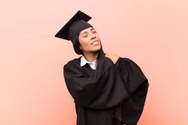 Genç Latin kız öğrenci yorgun, stresli, endişeli, hayal kırıklığına uğramış ve depresyonda, sırtı ya da boynu ağrıyan