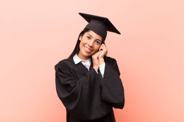 Genç Latin kız öğrenci aşık ve sevimli görünüyor. Sevimli ve mutlu. Romantik bir şekilde gülümsüyor.