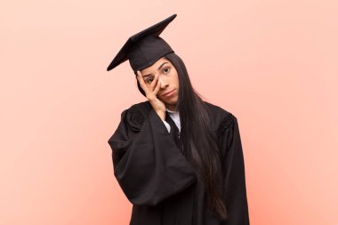 Genç Latin kız öğrenci sıkılmış, hayal kırıklığına uğramış ve uykulu hissediyor. Yorucu, sıkıcı ve can sıkıcı bir görevin ardından, el ele tutuşarak