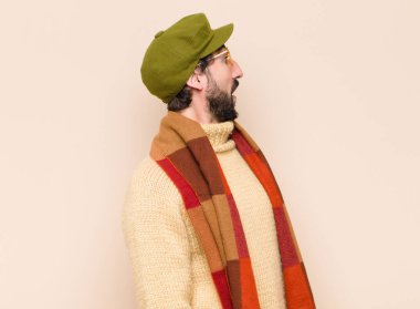 Genç havalı sakallı adam korkmuş ve şok olmuş hissediyor, ağzı açık şaşkınlık içinde.